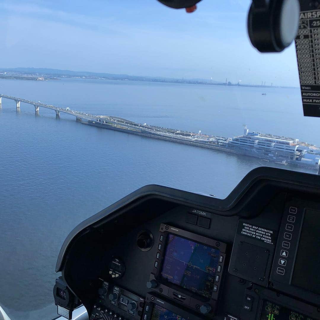 熊谷正寿さんのインスタグラム写真 - (熊谷正寿Instagram)「令和初の飛行訓練。気持ち良かった！左下は150メートル上空から見る「海ほたる」  #helicopter #pilot #agustawestland #aw109 #umihotaru #sky #tokyo」5月2日 17時14分 - masatoshi_kumagai