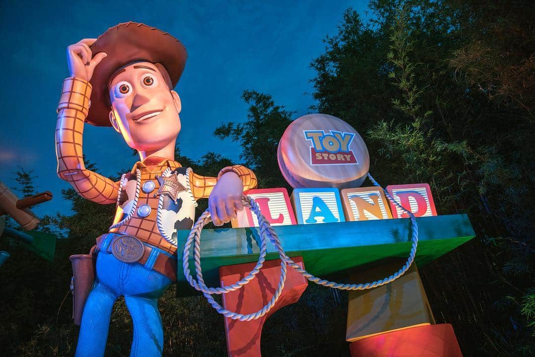 Disney Pixarさんのインスタグラム写真 - (Disney PixarInstagram)「Hold onto your cowboy hats! It’s the 30th anniversary of Disney’s Hollywood Studios! #ToyStoryLand」5月2日 11時52分 - pixar