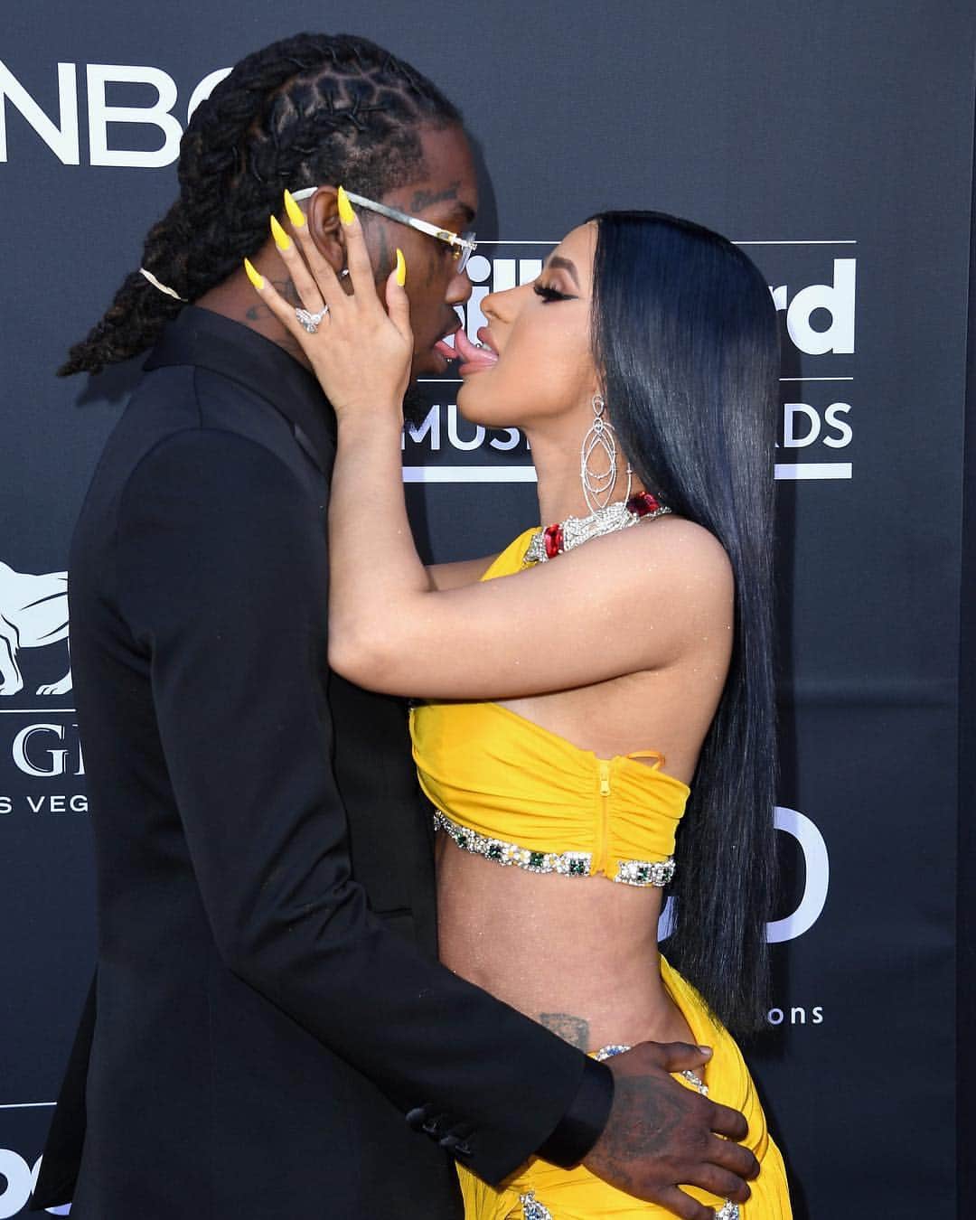 E! Onlineさんのインスタグラム写真 - (E! OnlineInstagram)「Cardi B stripped down to her birthday suit to give her haters an anatomy lesson because "that ain't my p---y." She isn’t holding anything back at the link in our bio. #BBMAs (📷: Getty Images)」5月2日 11時52分 - enews