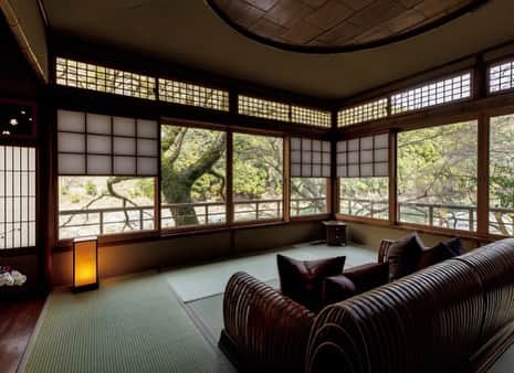 eclat.magazineさんのインスタグラム写真 - (eclat.magazineInstagram)「発売中のエクラ6月号では、京都のラグジュアリーホテルとニューオープンの最旬ホテルの特集が！ . ご紹介しているのは8軒のホテル。食事やアクティビティで京都らしさを存分に味わったり、喧騒を離れたおこもり京都旅を楽しんだり、まるで暮しているかのような京都の日常を感じたり。スタイルはいろいろ。宿泊券プレゼントもありますよ。詳しくは本誌またはWEB eclatをご覧ください。 . 写真は 1-2枚目 フォーシーズンズホテル京都 @fskyoto  3-4枚目 ザ・リッツ・カールトン京都 @ritzcarltonkyoto  5-6枚目 星のや京都 @hoshinoya.official  7-8枚目 翠嵐 ラグジュアリーコレクションホテル 京都 @suirankyoto . https://eclat.hpplus.jp/article/34514/ . 写真／内藤貞保 . #エクラ #エクラ6月号 #発売中 #京都 #ホテル #ザリッツカールトン京都 #フォーシーズンズホテル京都 #星のや京都 #翠嵐ラグジュアリーコレクションホテル京都 #theritzcarltonkyoto #fourseasonshotelkyoto #hoshinoyakyoto #suiran」5月2日 11時45分 - eclat.magazine