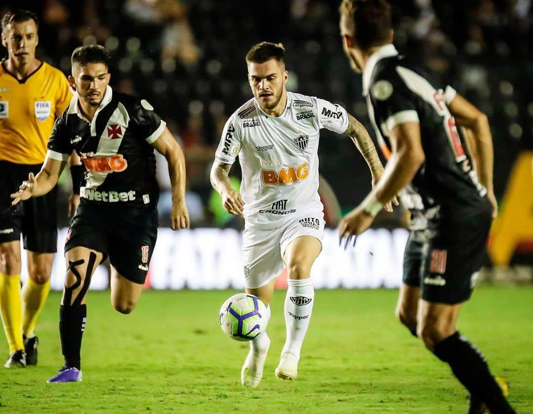 ナタンさんのインスタグラム写真 - (ナタンInstagram)「+3 Pontos 🙏🏻🐔🔥 #Galo #AquiéGalo」5月2日 11時54分 - nathan10