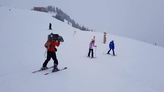朝日放送「朝だ！生です旅サラダ」さんのインスタグラム写真 - (朝日放送「朝だ！生です旅サラダ」Instagram)「@fuhinami_official  人生2度目のスキー！！✨✨✨ #ウィンタースポーツの聖地 と言われるキッツビュールにて、スキー体験をさせてもらいました❣️❣️❣️ 実はこのスキー場、#アルペンスキー のワールドカップも行われているんです😳✨ 人生2度目のスキーといえども、謎に自信あったんですよー なのに。。映像みてびっくり。あんなお尻が突き出たカチカチのフォームで滑っていたなんて！！笑  この写真を見て頂いたら分かるように、私のスキー姿を撮るために、カメラマンさんもスキー板をつけて滑りながら撮影。。 すっごすぎですよね😳😳😳 _ #人生2度目 #スキー #自信あるんです #ハーネンカム #Hahnenkamm #スキーヤーの憧れ #ワールドカップ #世界選手権 #キッツビュール #Kitzbühel #オーストリア #Austria _ #ABCテレビ #朝日放送テレビ #朝だ生です旅サラダ #旅サラダ #旅サラダガールズ #妃海風 #タカラジェンヌ #宝塚歌劇団 #元宝塚 #海外 #旅 #travel #trip」5月2日 11時59分 - tabisalad
