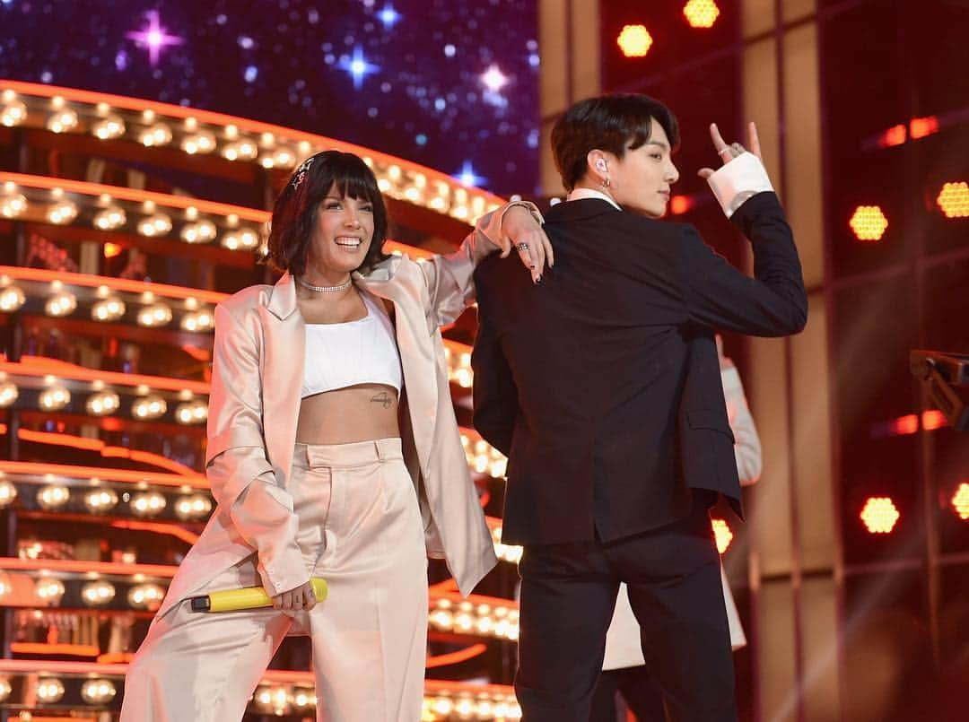 E! Onlineさんのインスタグラム写真 - (E! OnlineInstagram)「Halsey may have just become the 8th member of BTS tonight. #BBMAs (📷: Getty Images)」5月2日 12時10分 - enews