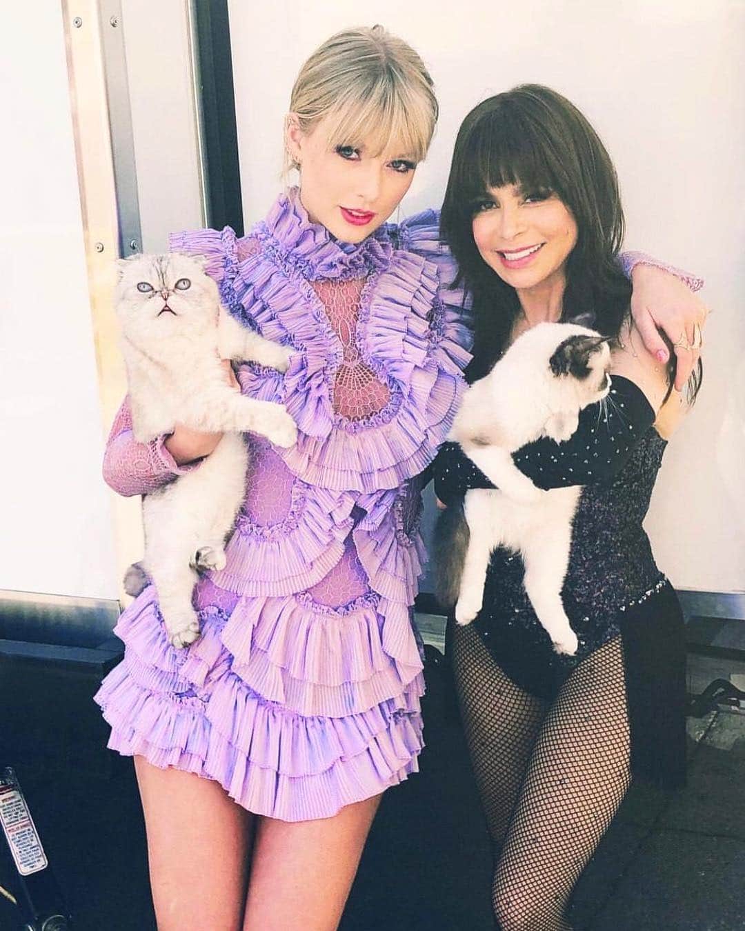 Cosmopolitanさんのインスタグラム写真 - (CosmopolitanInstagram)「Uh oh, people think @taylorswift ripped off @beyonce during her #BBMAs performance 😨 Link in bio to decide for yourself.」5月2日 12時04分 - cosmopolitan
