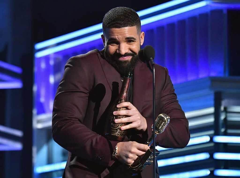 E! Onlineさんのインスタグラム写真 - (E! OnlineInstagram)「Drake making history at the #BBMAs or us at bottomless brunch? Link in bio for all of tonight's big winners. (📷: Getty Images)」5月2日 12時05分 - enews