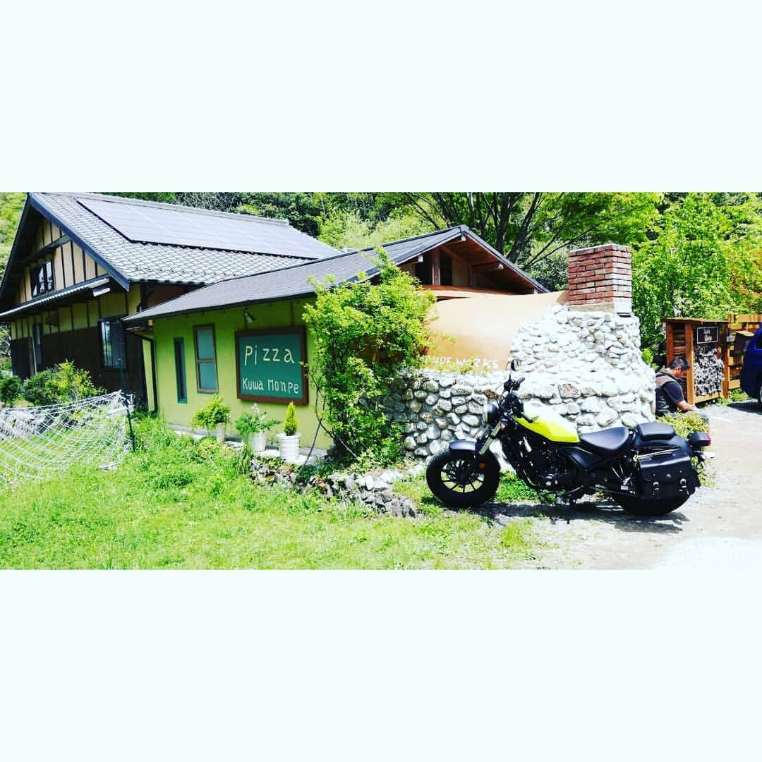 松本隆博のインスタグラム：「。 天気も良いし腹も減ったし バイクにも乗りたい、って 事で前から気になってた とこにpizzaを食べにきた、、 んだけど流石ＧＷだぁ汗。 1時間待ち。。 (T＿T)」