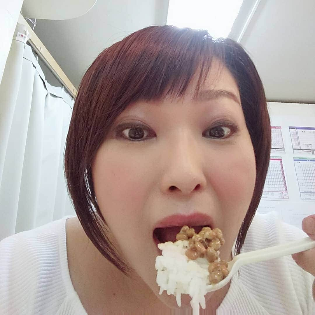 五十嵐サキさんのインスタグラム写真 - (五十嵐サキInstagram)「鯖&納豆サンド どんぶり😄🌸🍀 #健康食  を #腹一杯 に #鯖 #納豆 #美味#組み合わせ #ご飯大盛  二杯 #今日も頑張りませう #よしもと祇園花月 #よしもと新喜劇 #吉本新喜劇 #五十嵐サキ」5月2日 12時13分 - saki_igarashi