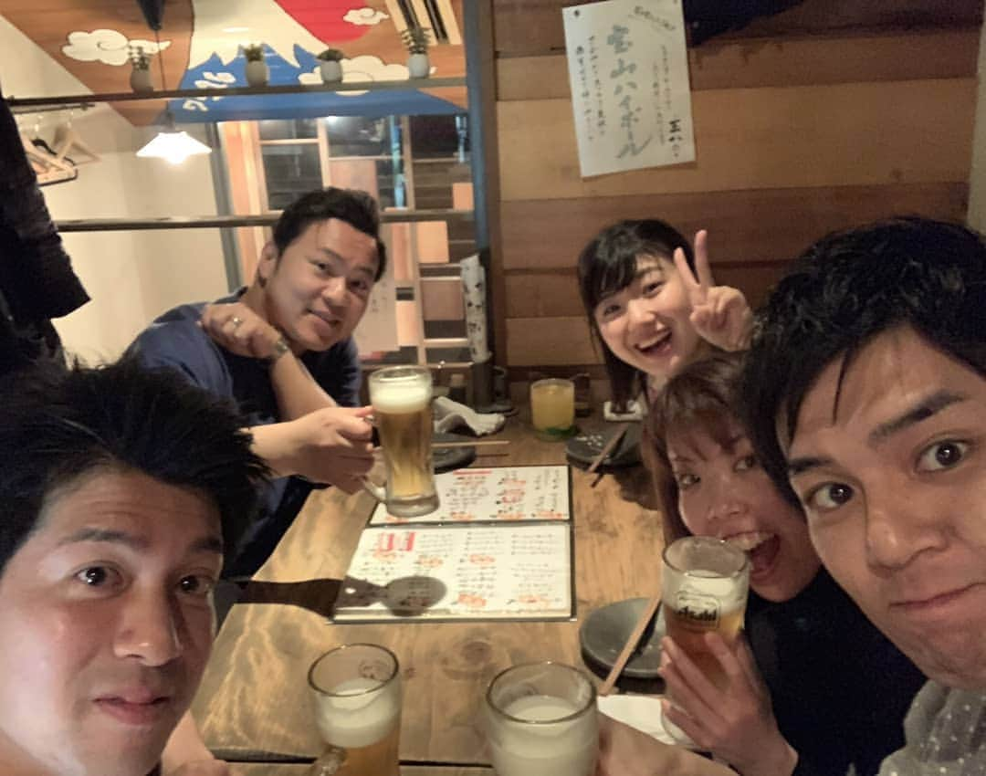 高井俊彦さんのインスタグラム写真 - (高井俊彦Instagram)「【高尾みゆきを囲む会🍻】 昨夜はー。 祇園花月夜公演の後、京都から大阪に戻ってから『高尾みゆきを囲む会』が開かれました😃✌️ メンバーは、４８歳底なしビール女子高尾さん・度胸芝居はピカイチ今回の嫁さん役村崎ちゃん・鼻から牛乳飛澤・ハチャメチャ野球小僧平田☺️ お店は、村崎ちゃんオススメの店で京橋の『炭焼Parksなないろ』✨ どれも美味しかったけど、手羽唐ほんま美味しかった➰👍🎵 話の中心はやはり高尾さん😆 姉さんの過去の恋愛話は何回聞いてもせつなおもろい🎶 あっという間に深夜過ぎてしまってました⤴️⤴️⤴️ さあ‼️今夜も皆さんに感動を届けられるように頑張ります🙌」5月2日 12時15分 - takai_toshihiko