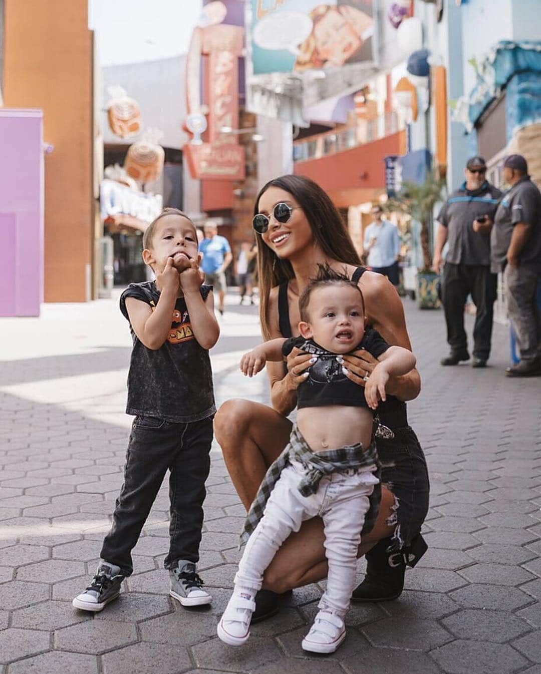 サラ・ステージさんのインスタグラム写真 - (サラ・ステージInstagram)「Pic #3 😹 #momlife 😎🙃😂 @prettylittlething」5月2日 12時16分 - sarahstage