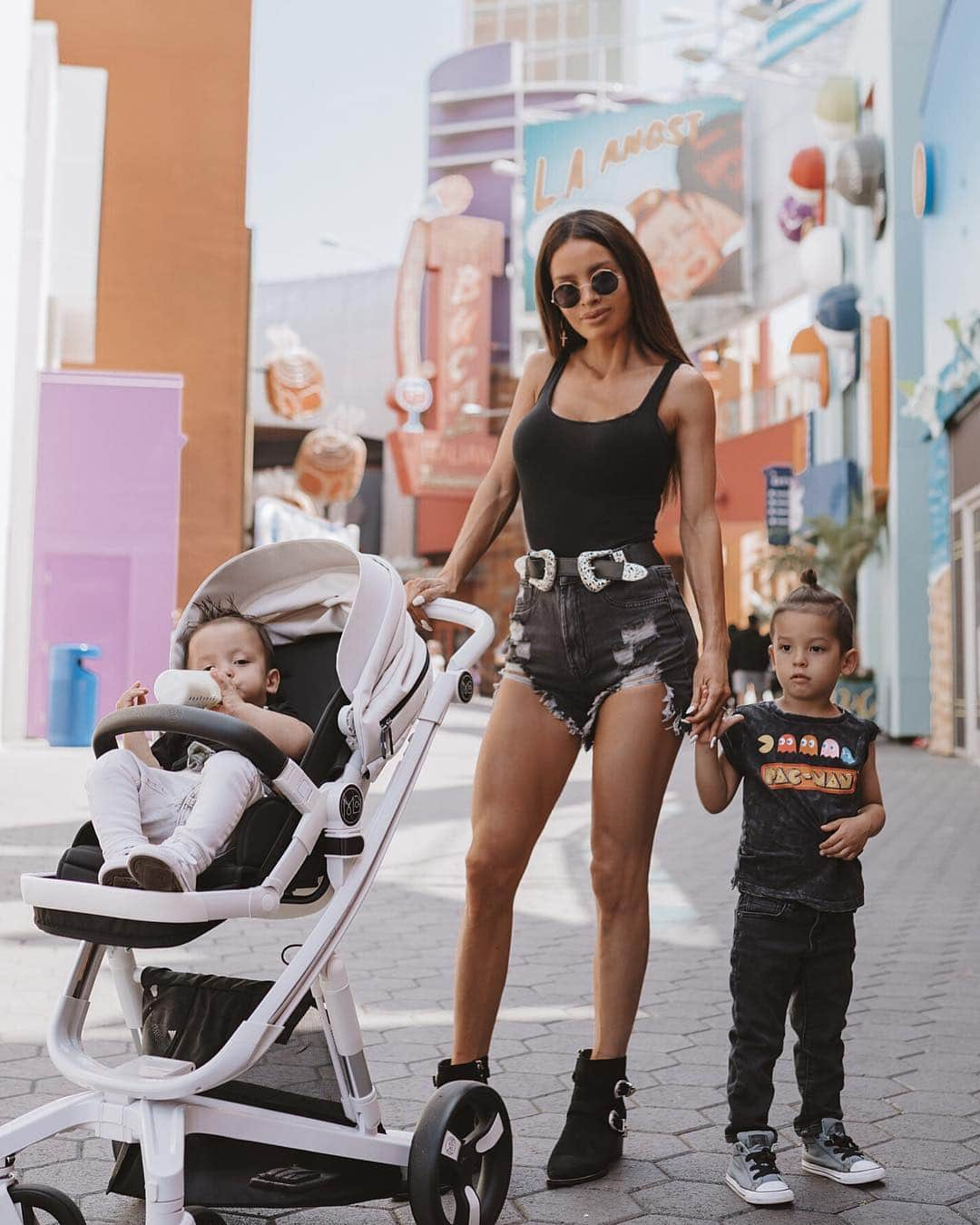 サラ・ステージさんのインスタグラム写真 - (サラ・ステージInstagram)「Pic #3 😹 #momlife 😎🙃😂 @prettylittlething」5月2日 12時16分 - sarahstage