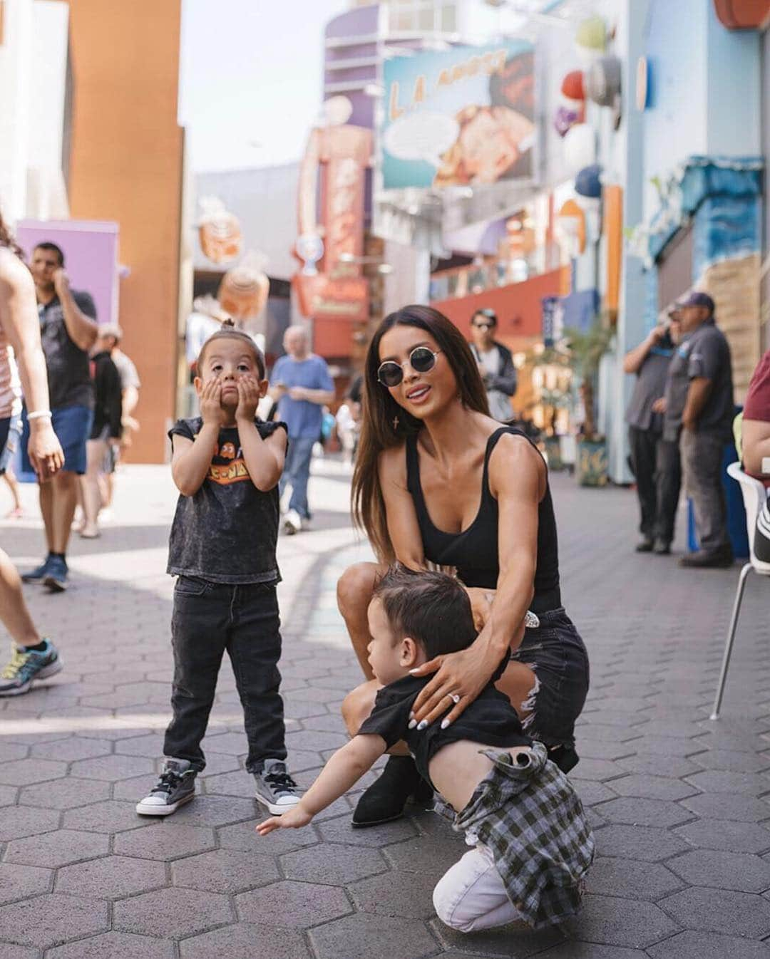 サラ・ステージさんのインスタグラム写真 - (サラ・ステージInstagram)「Pic #3 😹 #momlife 😎🙃😂 @prettylittlething」5月2日 12時16分 - sarahstage