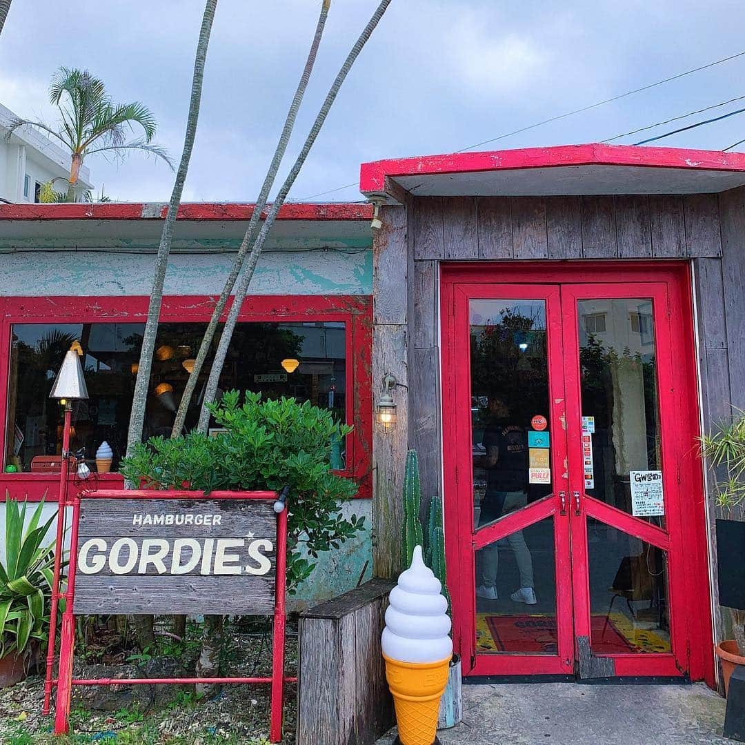 karen okajimaさんのインスタグラム写真 - (karen okajimaInstagram)「ㅤㅤㅤ ㅤㅤㅤ 北谷にあるGORDIE’S🍔🇺🇸 ㅤㅤㅤ  有名なお店でずっと並んでた！😳 今まで食べたハンバーガーの中で 結構な上位で美味しかった〜🤤💕 ㅤㅤㅤ  メニューも豊富だったよ👌💫 ㅤㅤㅤ  土日はモーニングもやってるみたい😆 また行きたいな〜っ🎶 ㅤㅤㅤ ㅤㅤㅤ 🍔GORDIE’S 🏠沖縄県中頭郡北谷町字砂辺100-530 📞098-926-0234 ⏰11:00～21:30(21:00LO) （土日のみモーニングメニュー・8：00～11：00） 日曜営業 定休日	不定休 ㅤㅤㅤ #GORDIES #ゴーディーズ #沖縄 #OKINAWA #沖縄旅行  #おかじ旅行記 #JAPAN #gw #岡島かれん #おかじカフェ巡り  #グルメ岡島 #沖縄カフェ #北谷カフェ」5月2日 12時16分 - karenokajima0318