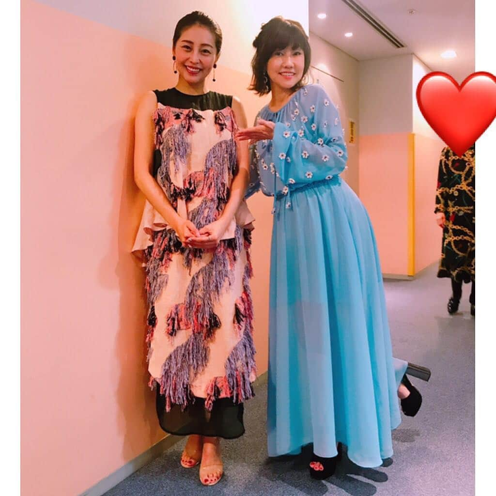 松本伊代さんのインスタグラム写真 - (松本伊代Instagram)「今夜18:55〜 テレビ東京「モノマネでもいいから聴きたい!平成・昭和の名曲ベスト55」に出演してます📺🎤 熊切あさ美ちゃん、 久しぶりに会えて嬉しかった藤川なお美ちゃん、 君島遼さんと📸  #モノマネ #めちゃ感動した #熊切あさ美 #藤川なお美 #君島遼 #名曲 #君島さんはどなたのモノマネの姿でしょーか！ #ブルーワンピ #DENNYROSE #PRADA」5月2日 12時25分 - iyo14_official