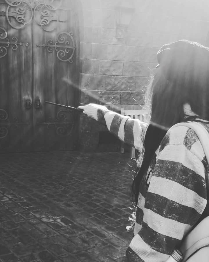ステラ・ハジェンズのインスタグラム：「thought I’d share this quick gem of me holding up a huge line of children trying desperately to open the door with magic with a blue moon attached to my backpack. beautifully shot and directed by Eric Unger」