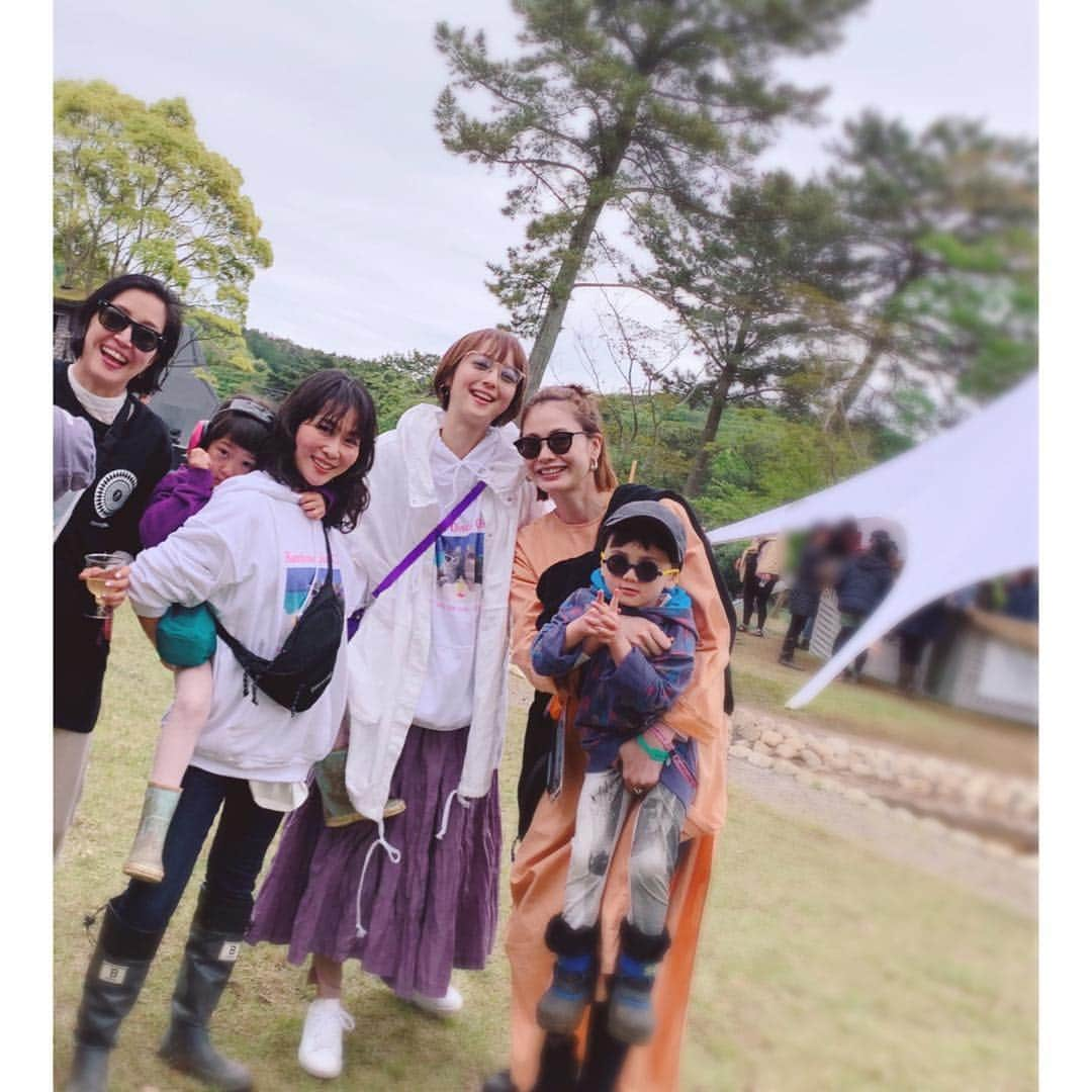 佐々木希さんのインスタグラム写真 - (佐々木希Instagram)「🌈🌈🌈 RAINBOW DISCO CLUB 2019  緑に囲まれて レジャーシートにみんなで座って美味しいものを食べながら、ゆったりとした時間🌷 はぁ楽しかったなぁ。  みんなの笑顔が眩しかった〜🌈 また行きたいな。  #RAINBOWDISCOCLUB #RDC」5月2日 12時36分 - nozomisasaki_official