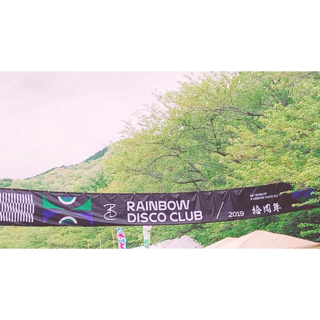 佐々木希さんのインスタグラム写真 - (佐々木希Instagram)「🌈🌈🌈 RAINBOW DISCO CLUB 2019  緑に囲まれて レジャーシートにみんなで座って美味しいものを食べながら、ゆったりとした時間🌷 はぁ楽しかったなぁ。  みんなの笑顔が眩しかった〜🌈 また行きたいな。  #RAINBOWDISCOCLUB #RDC」5月2日 12時36分 - nozomisasaki_official