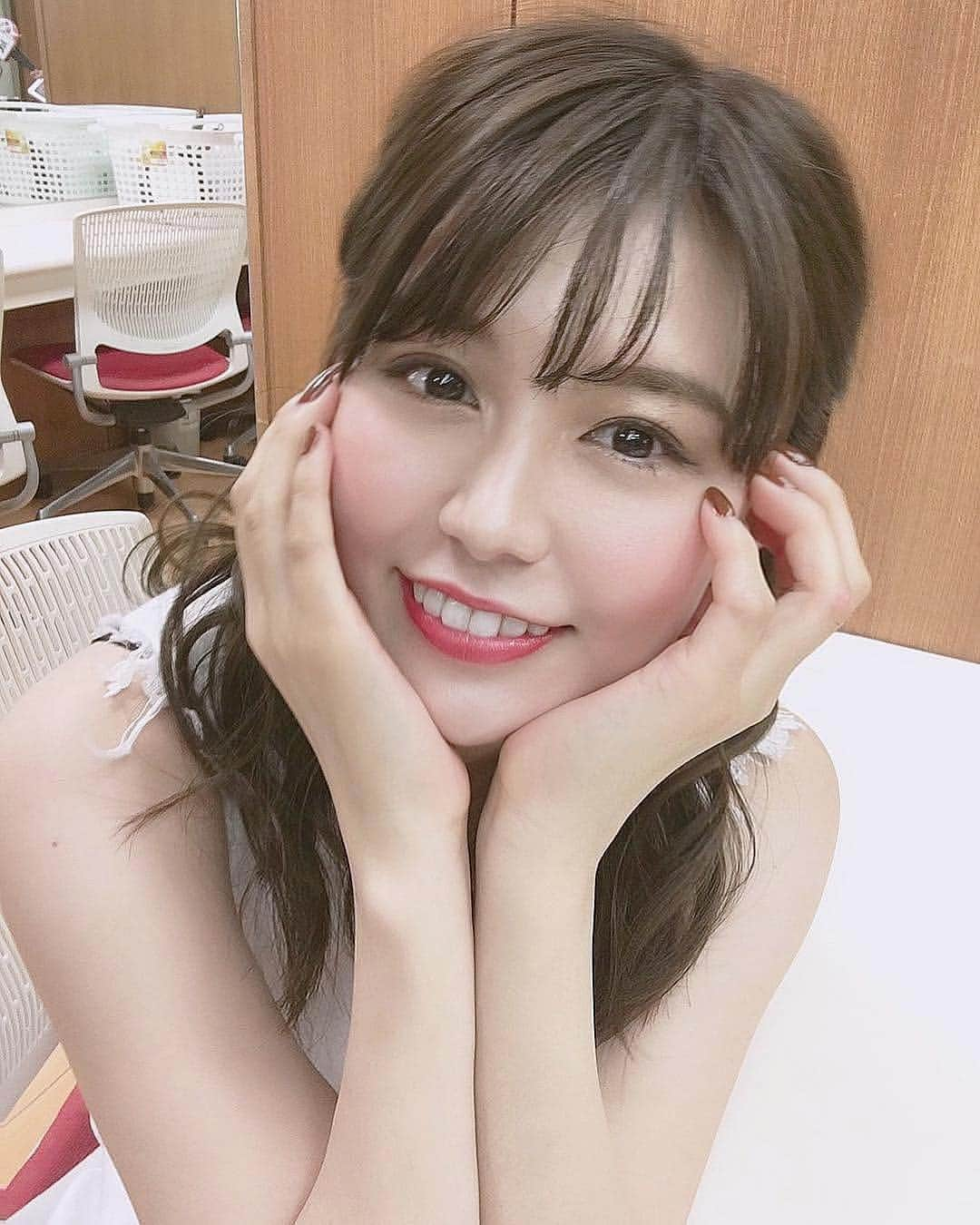 井口綾子さんのインスタグラム写真 - (井口綾子Instagram)「・ 先週のビジネスクリックの衣装は @sisleyjp さんのものでした☺️ 真っ白のロングワンピース夏っぽくて可愛かった〜！ 明日のビジネスクリックもよろしくお願いします💖」5月2日 12時30分 - ayako_inokuchi