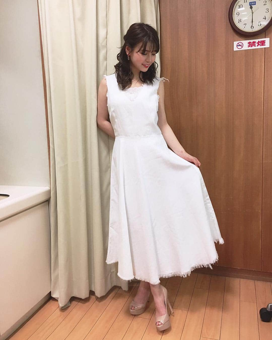 井口綾子さんのインスタグラム写真 - (井口綾子Instagram)「・ 先週のビジネスクリックの衣装は @sisleyjp さんのものでした☺️ 真っ白のロングワンピース夏っぽくて可愛かった〜！ 明日のビジネスクリックもよろしくお願いします💖」5月2日 12時30分 - ayako_inokuchi