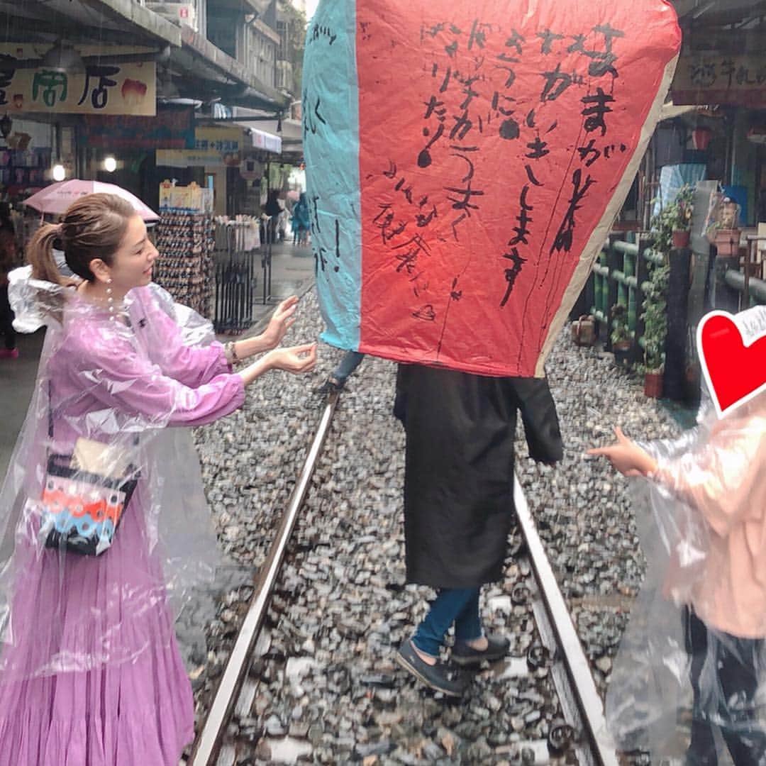 美香さんのインスタグラム写真 - (美香Instagram)「船旅6日目🚢💗 台湾に到着！あいにくの雨ですがランタンあげに☺️ 願いよ届けーっっ💗💗💗！ #台湾 #台湾ランタン #願い事」5月2日 12時32分 - mikaofficial99