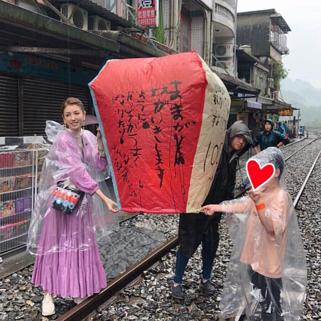 美香さんのインスタグラム写真 - (美香Instagram)「船旅6日目🚢💗 台湾に到着！あいにくの雨ですがランタンあげに☺️ 願いよ届けーっっ💗💗💗！ #台湾 #台湾ランタン #願い事」5月2日 12時32分 - mikaofficial99