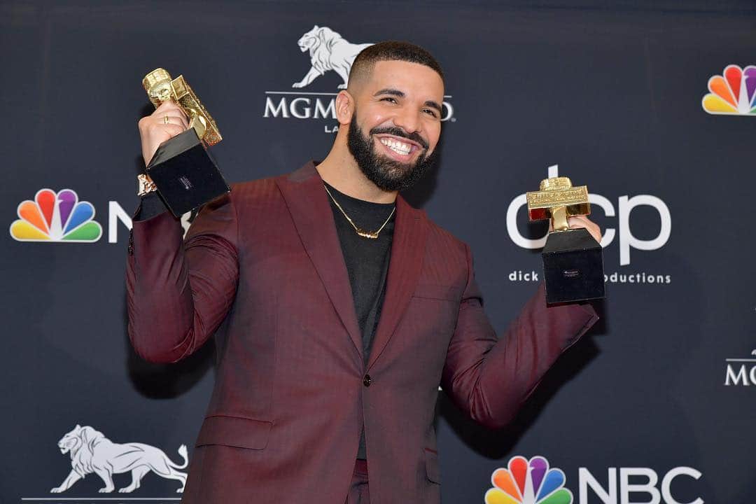 E! Onlineさんのインスタグラム写真 - (E! OnlineInstagram)「Drake has officially surpassed Taylor Swift as the artist with the most #BBMAs EVER. Link in bio for more on his record-breaking wins. (📷: Getty Images)」5月2日 12時42分 - enews