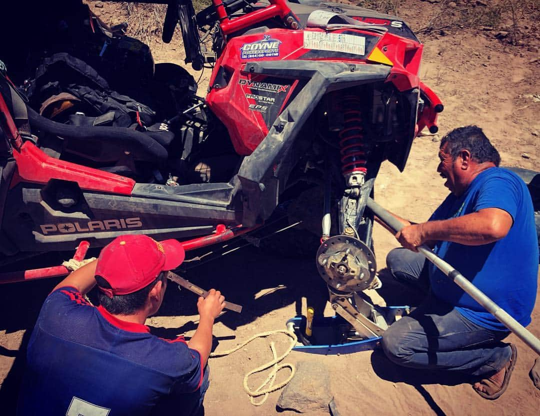 タナー・フォウストさんのインスタグラム写真 - (タナー・フォウストInstagram)「Everybody in Mexico is a race fan and is ready to help, I love it!  We bent some control arms hitting the tire of a race truck that was backing back onto the racecourse.  Bummed but thanks @starwoodmotors for putting her back together!  And thanks to this guy and his son for the help, enjoy the driving gloves!  #sendhelp #norra1000 @polarisrzr」5月2日 12時42分 - tannerfoust