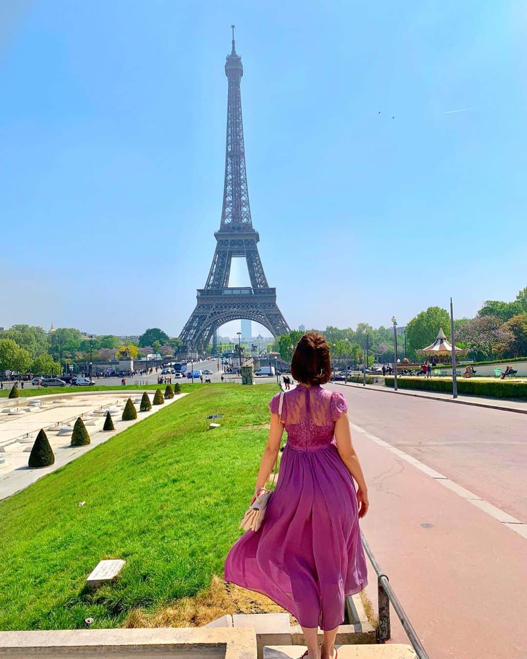 石井里奈さんのインスタグラム写真 - (石井里奈Instagram)「こんにちは😘💕 . パリのシンボル、エッフェル塔と私🤭🗼💁‍♀️ . ネットで調べてエッフェル塔が綺麗に撮れる場所が、シャイヨー宮ということでいってみると本当にフォトジェニック🤭💕 . 写真撮ってるがすごく多くて、人気スポットの理由がわかりました😘💕 . @tenderlydress_official のパープルのワンピースともマッチしてよかった🙆‍♀️💕 . エッフェル塔とっても綺麗だったなぁ〜🗼お天気も良くてよかった❤️ . #paris #パリ #エッフェル塔 #toureiffel #toureiffelparis #eiffel #eiffeltower #🗼 #フランス #france #インスタ映え #りなまるトラベル #パリ旅行 #パリ観光 #フォトジェニック #シャイヨー宮 #dress #ドレス #カラードレス #パープル #purple #latoureiffel #view #sky #nature #beautiful #tour #フランス旅行」5月2日 12時47分 - ri7tin1025