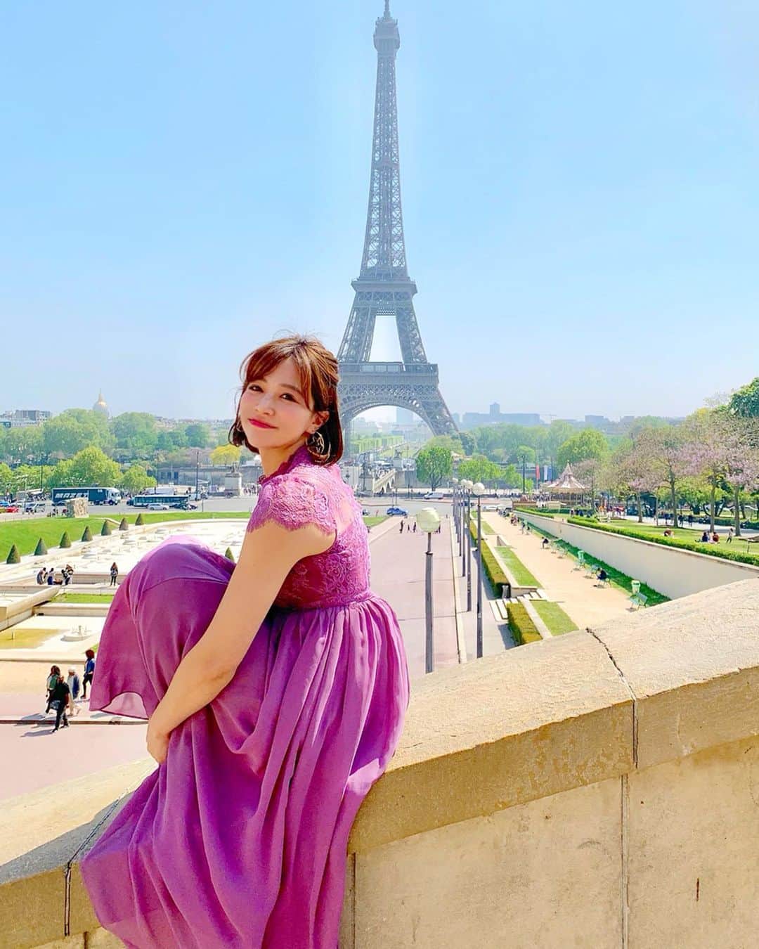 石井里奈さんのインスタグラム写真 - (石井里奈Instagram)「こんにちは😘💕 . パリのシンボル、エッフェル塔と私🤭🗼💁‍♀️ . ネットで調べてエッフェル塔が綺麗に撮れる場所が、シャイヨー宮ということでいってみると本当にフォトジェニック🤭💕 . 写真撮ってるがすごく多くて、人気スポットの理由がわかりました😘💕 . @tenderlydress_official のパープルのワンピースともマッチしてよかった🙆‍♀️💕 . エッフェル塔とっても綺麗だったなぁ〜🗼お天気も良くてよかった❤️ . #paris #パリ #エッフェル塔 #toureiffel #toureiffelparis #eiffel #eiffeltower #🗼 #フランス #france #インスタ映え #りなまるトラベル #パリ旅行 #パリ観光 #フォトジェニック #シャイヨー宮 #dress #ドレス #カラードレス #パープル #purple #latoureiffel #view #sky #nature #beautiful #tour #フランス旅行」5月2日 12時47分 - ri7tin1025