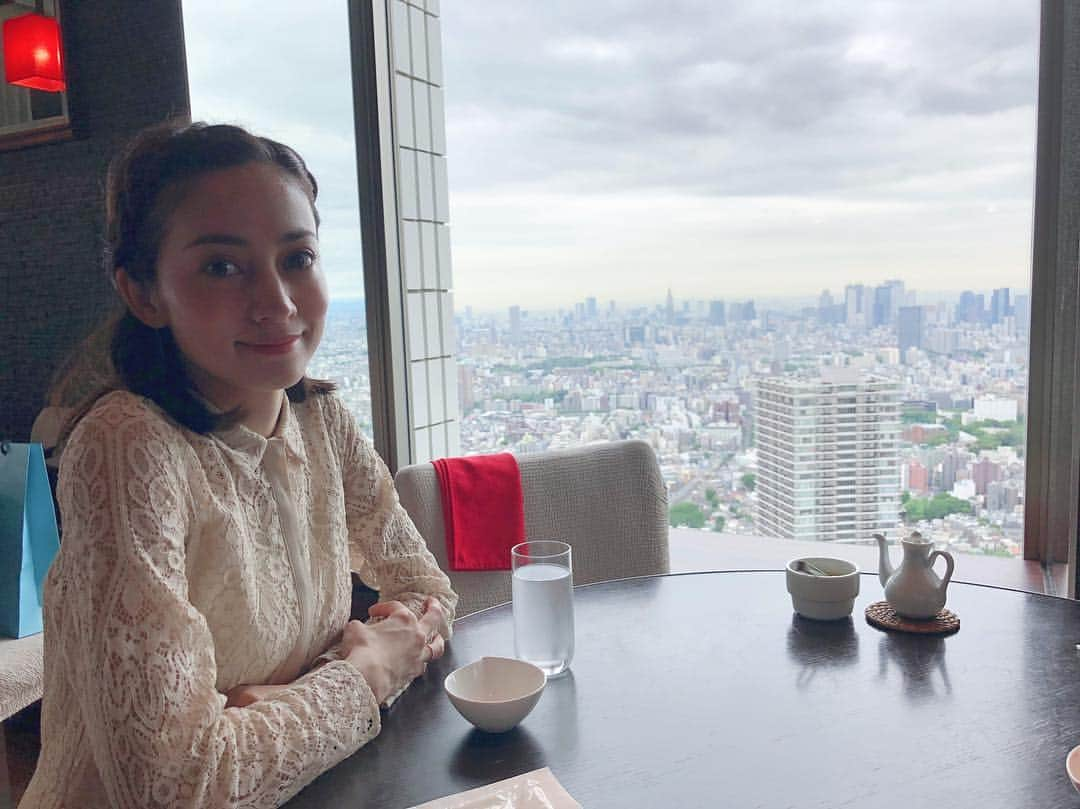 英玲奈さんのインスタグラム写真 - (英玲奈Instagram)「昨日は夫とランチとお買い物へ。 グルテンフリー解禁して小籠包食べちゃった^_^ フカヒレは、麺じゃなくてご飯にしたよ。 #夫とデート #GW最高」5月2日 12時47分 - erena_erenyan