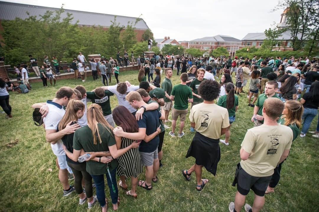 NBC Newsさんのインスタグラム写真 - (NBC NewsInstagram)「Students and faculty held a vigil tonight to honor the victims of the shooting attack at UNC Charlotte, including a 21-year-old student who gave his life to save others by tackling the gunman in a classroom, police say. Click the link in our bio to read more about the student. . 📷 Sean Rayford / @gettyimages」5月2日 12時49分 - nbcnews