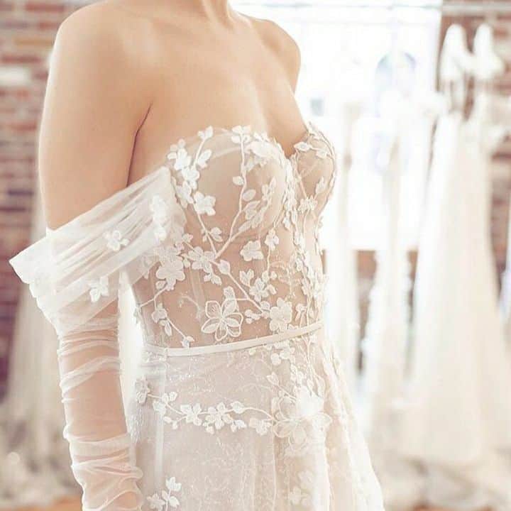 HappyWedding.Lifeさんのインスタグラム写真 - (HappyWedding.LifeInstagram)「ไอเดียชุดแต่งงานเซ็กซี่ๆ . . Get more inspiration 🔽 https://www.happywedding.life/th/wedding-dress 🔍 ไอเดียชุดแต่งงาน . . #happywedding #happyweddingth #happyweddinglifeth #happy #wedding #thailand #love #gown #bridal #weddinginspiration #inspiration #bride #ชุดแต่งงาน #แฟชั่นชุดเจ้าสาว #ชุดเจ้าสาว #เทรนด์ชุดแต่งงาน2017 #เทรนชุดแต่งงาน2018 #ตัดชุดแต่งงาน #เทคนิคเลือกชุดแต่งงาน #ซื้อชุดแต่งงาน #ขั้นตอนเตรียมตัวเลือกชุดเจ้าสาว #ดีไซน์ชุดเจ้าสาว . . nice idea via >> @spinabride」5月2日 12時52分 - happywedding.life