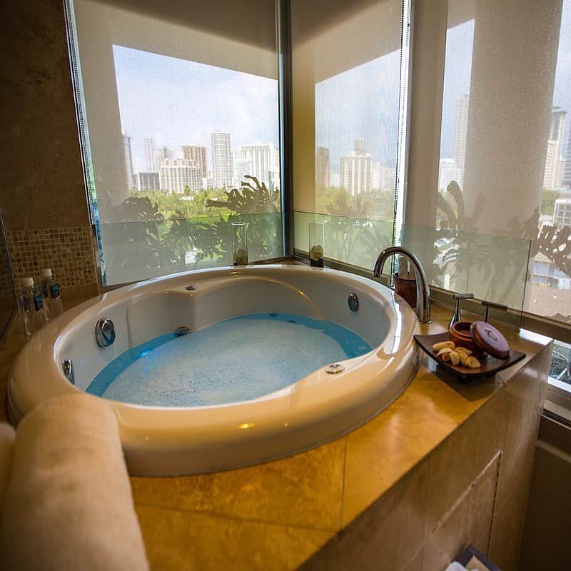 Trump Waikikiさんのインスタグラム写真 - (Trump WaikikiInstagram)「A custom bath at The Spa at Trump is a popular add-on to other treatments. Experience soaking in a deep tub — It’s absolutely soothing and relaxing and melts your stress and worries away. Visit us to indulge in a massage or facial with exclusive products available only at #spaattrumpwaikiki. #spa #spawaikiki #trumpwaikiki  Picture credit @BlueSkyTraveler  マッサージやフェイシャルの後は、ザ・スパ・アット・トランプのカスタム・バブルバスでリラックス！　スパメニューに追加してご利用いただけます。 Picture credit @BlueSkyTraveler  #スパアットトランプ #トランプワイキキ #ハワイのスパ」5月2日 13時01分 - trumpwaikiki