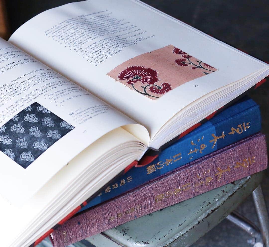 nostos booksさんのインスタグラム写真 - (nostos booksInstagram)「オープンしました。本日の #ノストスオススメ は、草木染めの資料集シリーズ。﻿ 「日本の色」、「日本の縞」、「型染めの色」の3冊が入荷しております。﻿ ﻿ 日本の豊かな四季を連想させる美しい草木染めの歴史と技術を、実際の布地とともに紹介したこちらのシリーズ。それぞれ限定部数発行の貴重なものです。﻿ ﻿ 赤、青、黄などといった単純な呼び名では到底言い表せない複雑な色彩の数々が自然から生み出される不思議、そしてそれを見事に抽出する日本の伝統的な草木染めの技術には魅了されるばかり。﻿ ﻿ じわりと滲み出るような味わい深さは、実物で見るのと印刷で見るのでは大違いです。デザイナーや、特にものづくりをされている方々にはぜひ一度触れていただきたい。﻿ ﻿ ﻿ #草木染め #山崎青樹 #染物  #nostosbooks #本屋 #書店 #bookstore #bookshop #本 #book #books #読書 #本好き #本が好き #世田谷線 #松陰神社前」5月2日 13時00分 - nostosbooks