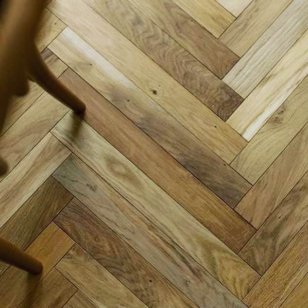 SUVACOさんのインスタグラム写真 - (SUVACOInstagram)「ヘリンボーンと大好きな和民芸﻿ ﻿ V字型に細い板を組み合わせて模様を描くヘリンボーンの床は、どことなく温かみが感じられるのが魅力。﻿ ﻿ 床がアクセントになってくれるから、たとえ家具が少なくても自然と部屋がおしゃれに見えるのも嬉しい。﻿ ﻿ designed by ハコリノベ﻿ ﻿ #SUVACO編集部 の今これテーマ﻿ 【ヘリンボーンに気もそぞろ】﻿ ＿＿＿＿＿＿＿＿＿＿＿＿＿＿＿＿＿＿＿＿＿＿＿﻿ #自分らしい家﻿ #ヘリンボーン﻿ #ヘリンボーン張り﻿ #ヘリンボーン床﻿ #マンションリノベーション﻿ #リノベーション﻿ #大阪府吹田市﻿ #ハコリノベ﻿ #デザイン住宅」5月2日 13時01分 - suvaco.jp