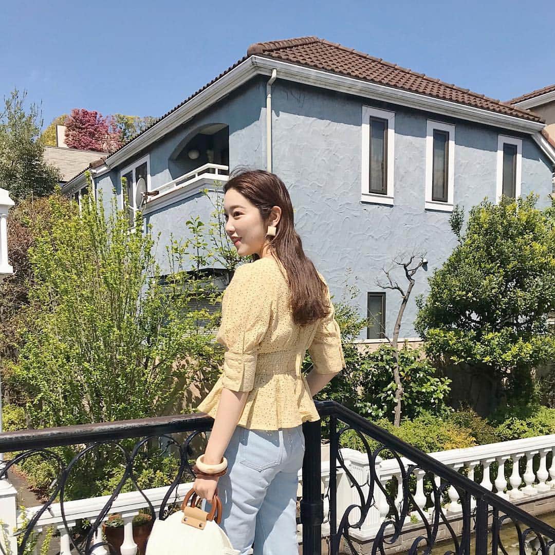 mina hinokuchiのインスタグラム：「. 今日のcode☀︎ ほぼ初めてなイエローのアイテムをgetしました🌼 (かなちゃん(@kaaaaana06 )に勧められて笑) . 5/2〜5/5はお店毎日います♡ GWお出かけの際はぜひお立ち寄りください🌻 #whoswhochico #salonbychico #フーズフーチコ #salonbychico_yokohama #mina_chicode」