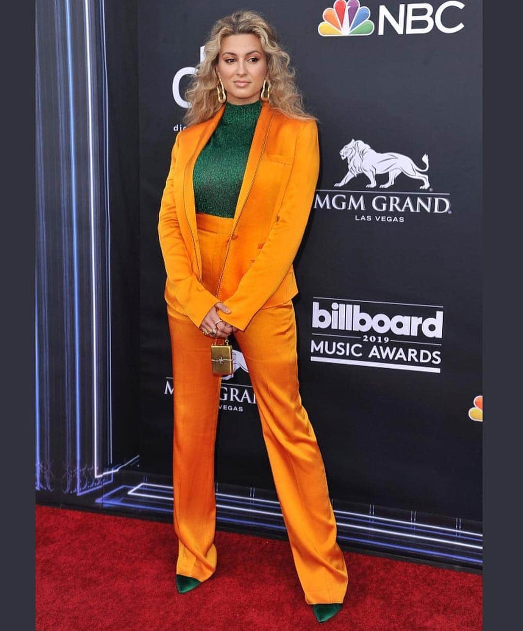 トーライ・ケリーのインスタグラム：「THANK YOU BILLBOARD!!🧡 felt like a thug tonight in this suit + my purse big enough to fit 1 piece of gum」