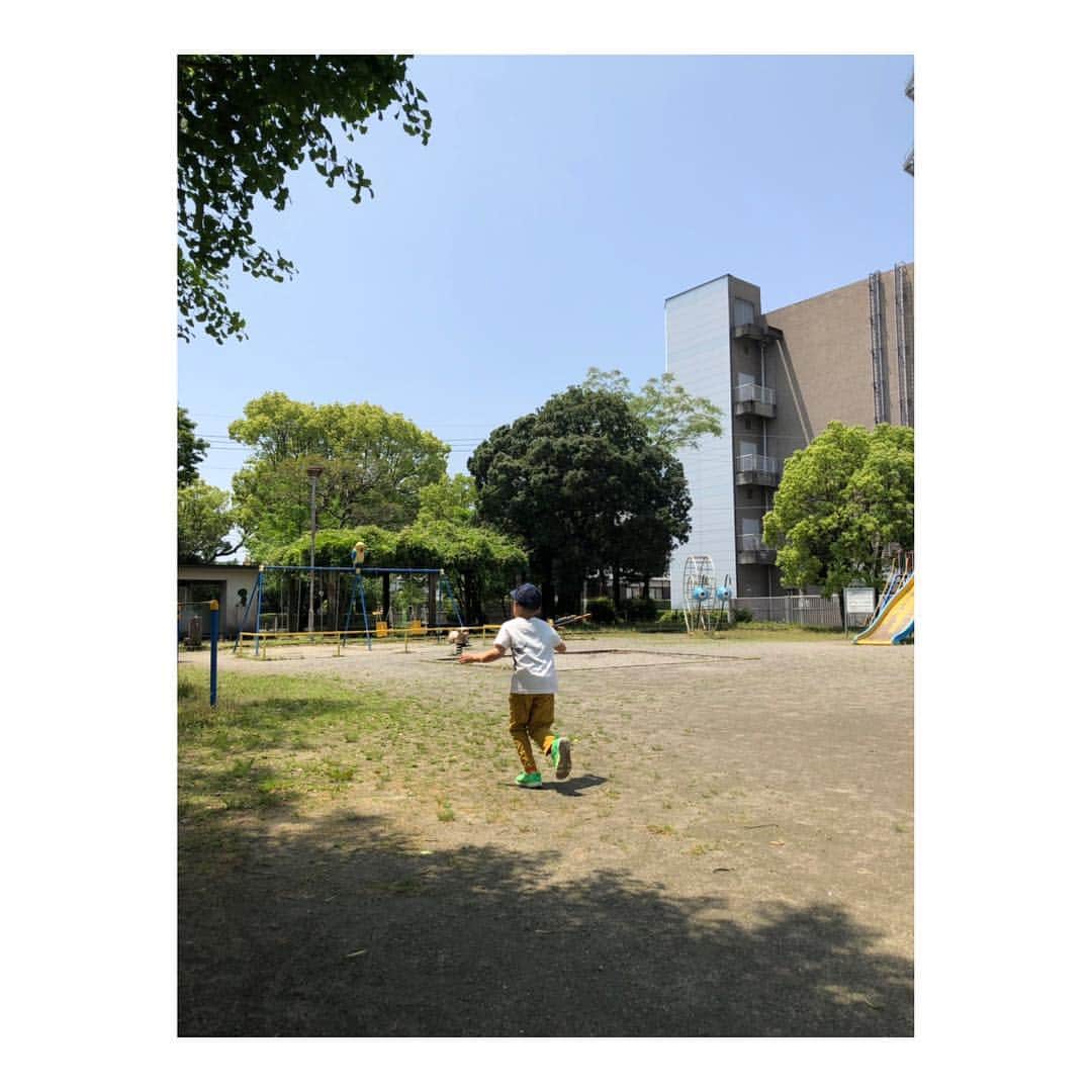 笹峯愛さんのインスタグラム写真 - (笹峯愛Instagram)「2019.5.2 ようやっと晴れた！ゴールデンウィーク。  私も子供の頃に よく遊んだ 近くの公園へテクテク。  ブランコのチェーンとか 綺麗だから 当然メンテナンスはしてあるけれど ほぼ変わっていない遊具に驚き。  そして、貸し切り。  存分に遊具を試した後は 持ってきたラジコンカーで遊んだり。  後半は、いつも通り デデの体力消耗を狙って 走らせる、走らせる、走らせる。  なぜか、自分から 腕立てとか始めるから 面白い。  #鹿児島 #姶良市 #天神公園」5月2日 13時11分 - mineco.m