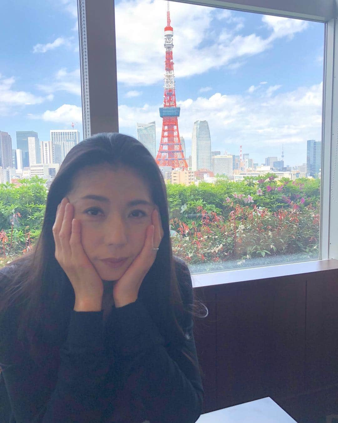 高橋ひとみさんのインスタグラム写真 - (高橋ひとみInstagram)「絵のような🖼背景😃 東京タワー🗼のうしろにはスカイツリーが見えます。 さっきまで雨だったのに久しぶりの晴天になりました！」5月2日 13時08分 - hitomi_momoe