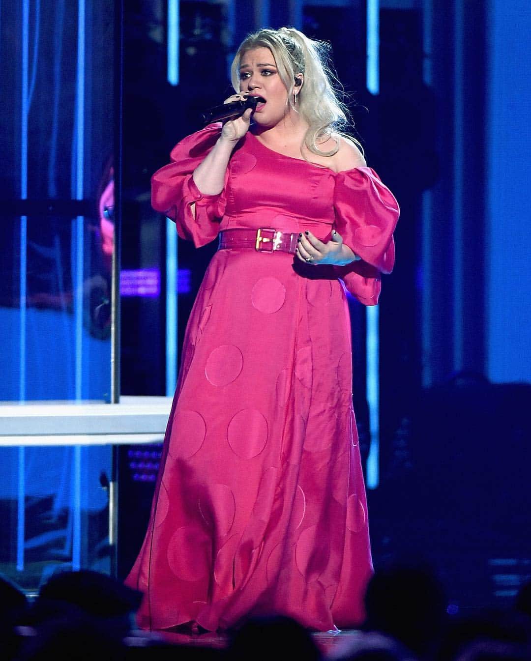 Just Jaredさんのインスタグラム写真 - (Just JaredInstagram)「@kellyclarkson performs her song “Broken & Beautiful” at the Billboard Music Awards! Go to JustJared.com for our full coverage of the show. #KellyClarkson #BBMAs Photos: Getty」5月2日 13時09分 - justjared