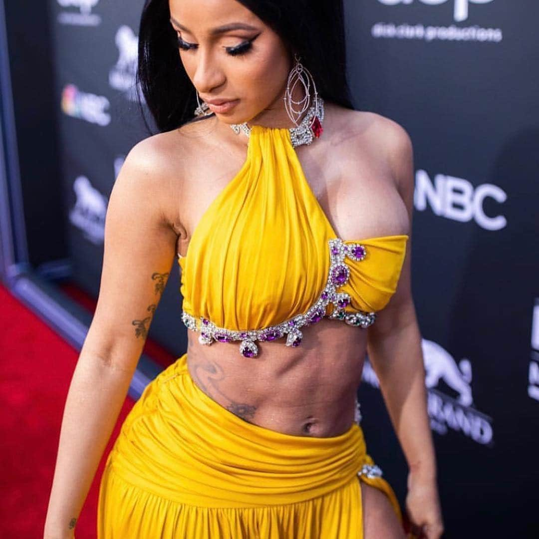 ジェレミー・スコットさんのインスタグラム写真 - (ジェレミー・スコットInstagram)「🏆🏆✖️ 6️⃣ 🙌🏽👏🏽💪🏽 @iamcardib @moschino 💜」5月2日 13時14分 - jeremyscott