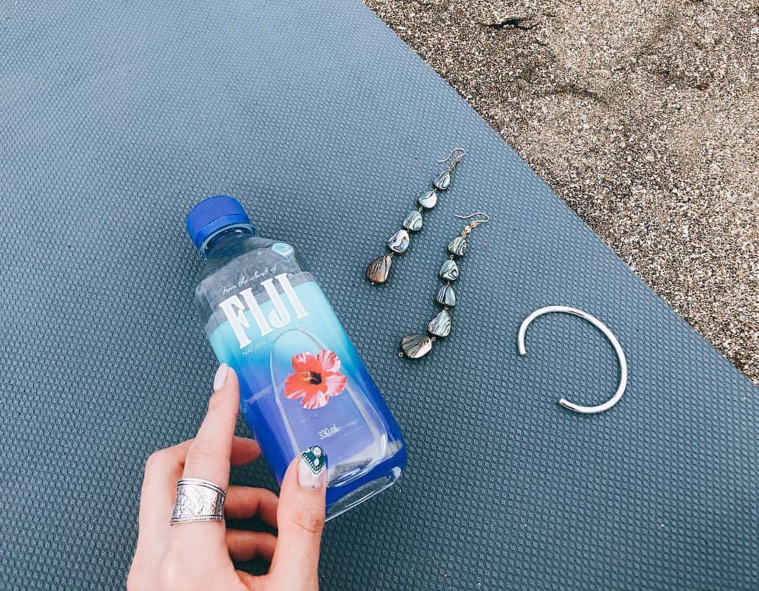 のインスタグラム：「Beach Yoga🐚✨ 大好きな海を目の前に 青いヨガマットをひいて。  #yoga #Beachyoga #fujiwater #yogalife #yogamat #accessory #alexiastam #sandyfeetjwy #todaysful #lifes #sea #Beach #zushibeachfilmfestival #zushibeach #nail #mananails #ネイル #アクセサリー #海 #逗子海岸映画祭 #ビーチヨガ #ヨガ #朝ヨガ #朝活 #ヨガライフ」