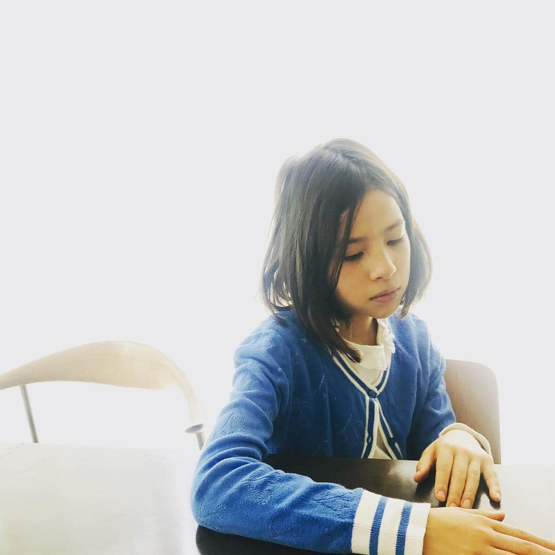 大草直子さんのインスタグラム写真 - (大草直子Instagram)「物憂げな８歳。さんすうが分からなすぎてツライんだそうだよ。今日は大学生たちと買い物へ♡ @amarc_official  #GW中も書いてます #毎日食べたいものを食べ #飲みたいものを飲める幸せ #足りないものを買おうっと」5月2日 13時28分 - naokookusa