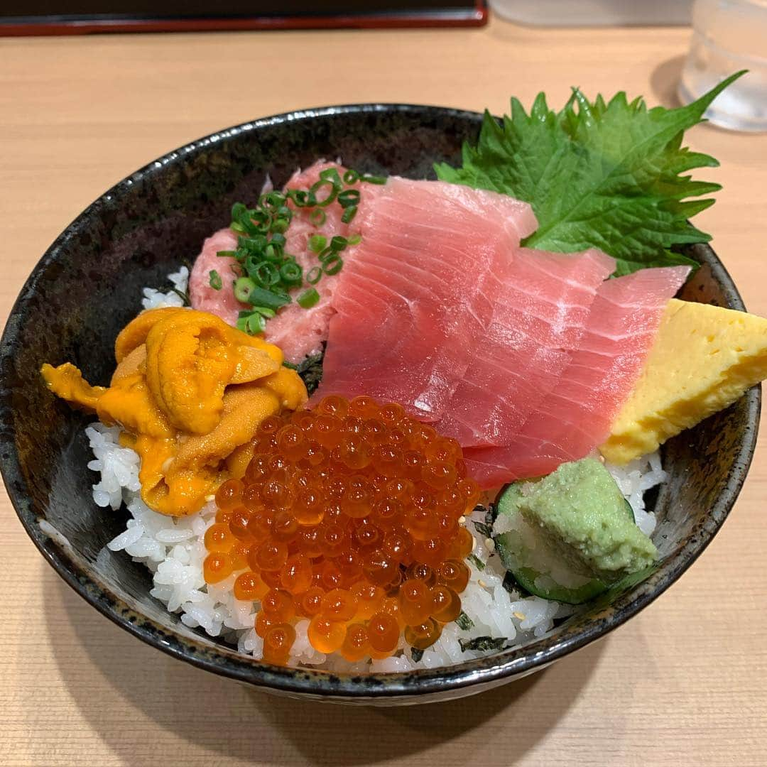 トミックさんのインスタグラム写真 - (トミックInstagram)「前初めて食べた豊洲市場の海鮮丼( ͡° ͜ʖ ͡°) #トミスタj  #海鮮丼 #豊洲市場  #普段行列できてるから一回食べてみたかった」5月2日 13時24分 - tomikkunet