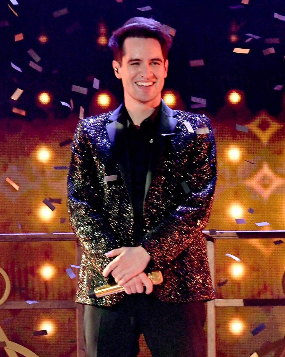 Just Jaredさんのインスタグラム写真 - (Just JaredInstagram)「@panicatthedisco’s @brendonurie performs for a second time during the Billboard Music Awards! Go to JustJared.com for our full coverage of the show. #PanicAtTheDisco #BrendonUrie #BBMAs Photos: Getty」5月2日 13時25分 - justjared