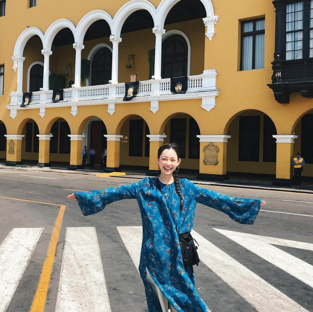 阿久津ゆりえさんのインスタグラム写真 - (阿久津ゆりえInstagram)「ペルー旅のお洋服まとめ編。 「この場所にはこのお洋服が合うかもな〜」とイメージを膨らませまくったお気に入りのコーデ達です。 可能な限りブランドのタグつけをしたので良かったら見てみてね❤︎ (一番最後に乗せた白ブラウスは @marte_vintage のです！ なぜかタグ付けするとエラーになってしまったので😭) #peru #travel #coordinate  #日傘とサングラスはマスト #NIKEエアリフトは旅の必須アイテム #ウルトラライトダウンとストールも大活躍 #旅で買ったものも装備していくタイプ #汗と涙の珠玉9コーデ」5月2日 13時26分 - yurie__a