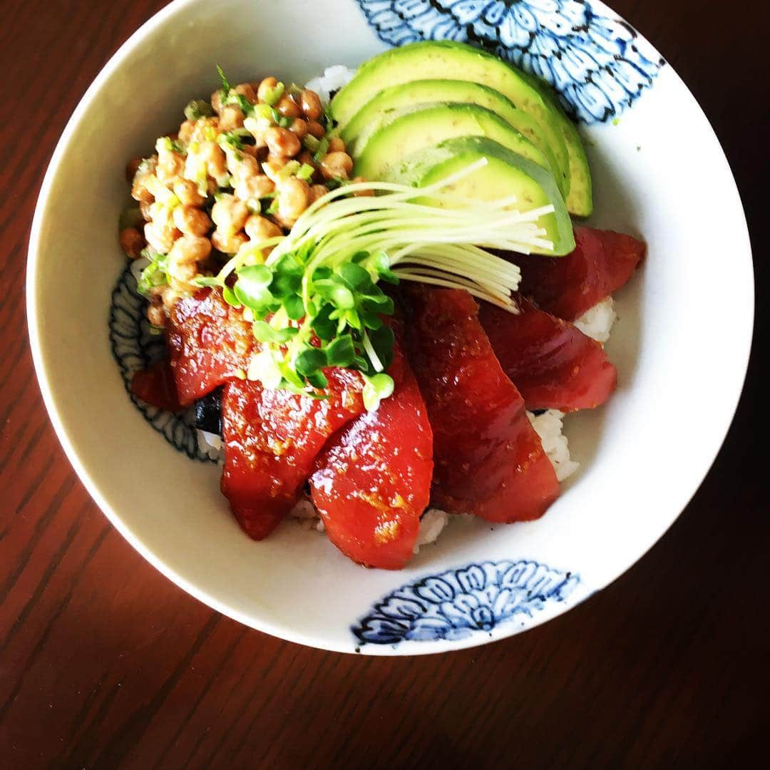 志摩有子さんのインスタグラム写真 - (志摩有子Instagram)「マグロの漬け丼にアボカドと納豆。納豆には刻んでひと塩したカブの葉っぱ。味が単調にならず、最後まで飽きずに食べられる。晴れていたかと思ったらザーザー降り、からの晴天。10連休、なかなか安定しませんな。 #マグロの漬け丼 #マグロアボカド納豆 #ごはんの上に海苔」5月2日 13時31分 - ariko418