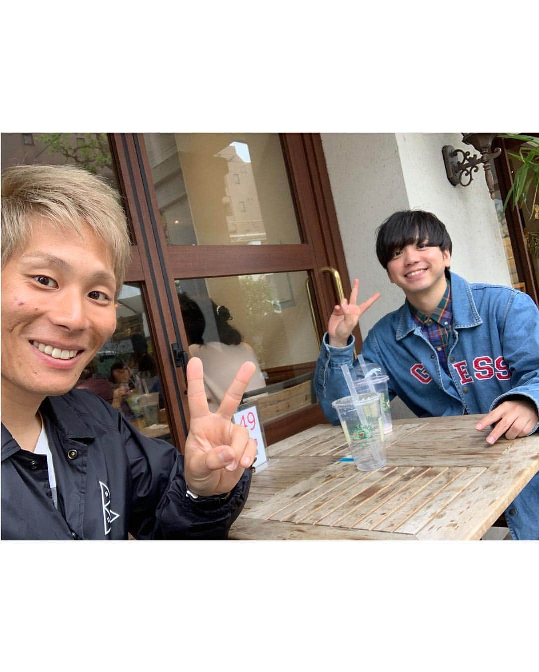 イッシーさんのインスタグラム写真 - (イッシーInstagram)「またハリードのカズヤとタピオカ飲んできました。 写真撮るわってゆうたら「眼鏡かけてとるわ！」と言って眼鏡ケースから眼鏡出したら レンズ取れてて眼鏡の縁も割れててショック受けてる時の顔を写メってたら撮られてることに気付いてだんだん可愛子ぶってきた時の顔です。  2枚目はガチの反応の時の顔です。違いをお楽しみください。  4枚目は僕の指の短さが際立つ写真 5枚目は最近の中で1番盛れたとおもうポートレート 3枚目はなんの変哲もないカズヤの写真 #タピオカ男子#ポートレートってすごいね」5月2日 13時31分 - mikankun141