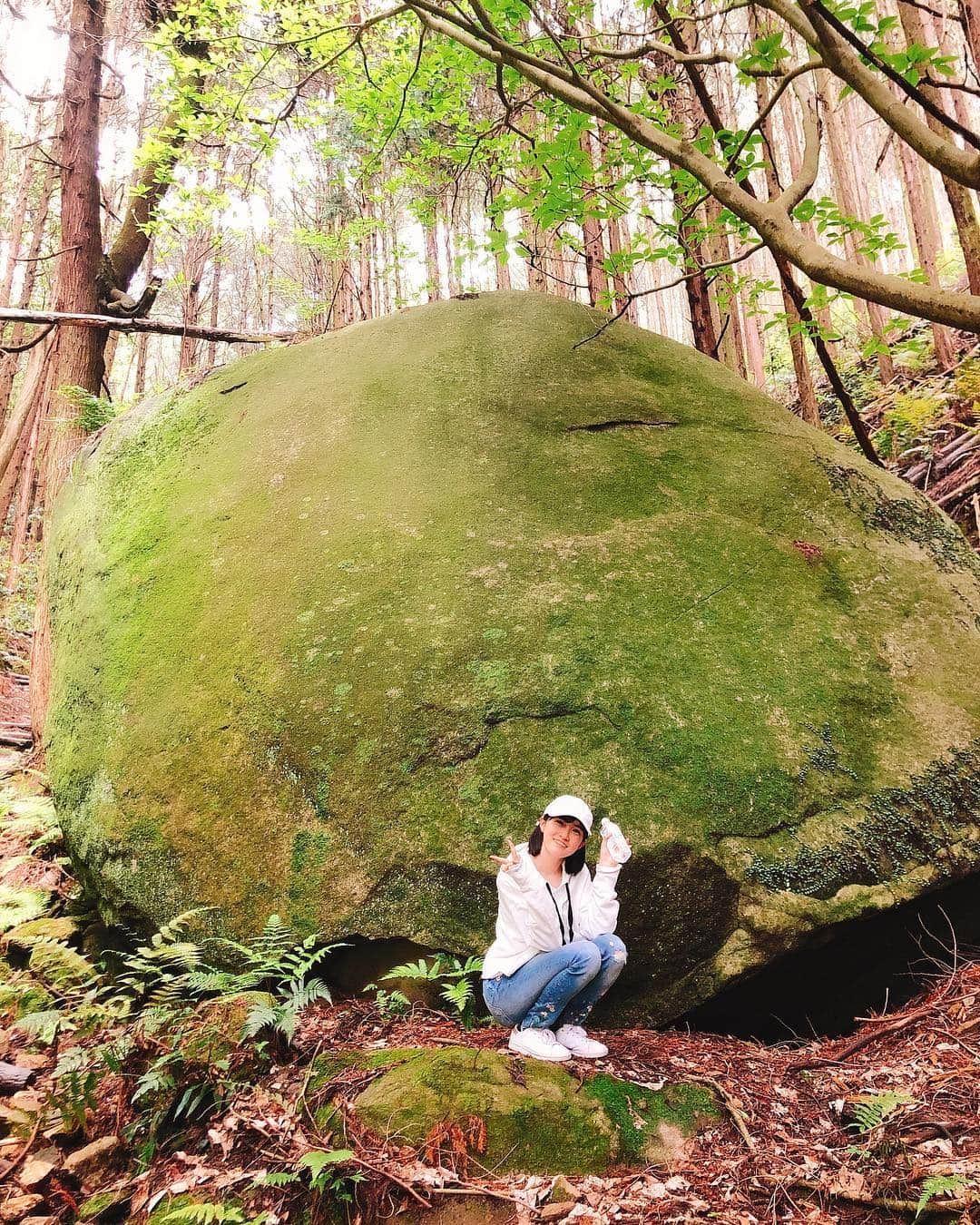 坂本 愛玲菜さんのインスタグラム写真 - (坂本 愛玲菜Instagram)「🌳⛩ 朝から  いとこのお礼参りに、一緒に☺️ 佐賀県の受験祈願で有名な、 「乙文殊宮」という神社へ☺️ 『落書き堂』ともいって 神社に学問の願いごとを書くと 願いが叶うだとか、  神社までめっちゃ山登って🏔 朝からいい運動〜😂 とっっても素敵なところでした  あ、令和初お参り☺️縁起がいい！  #落書き堂 #乙文殊宮 #令和 #gw」5月2日 13時34分 - erena_hkt48