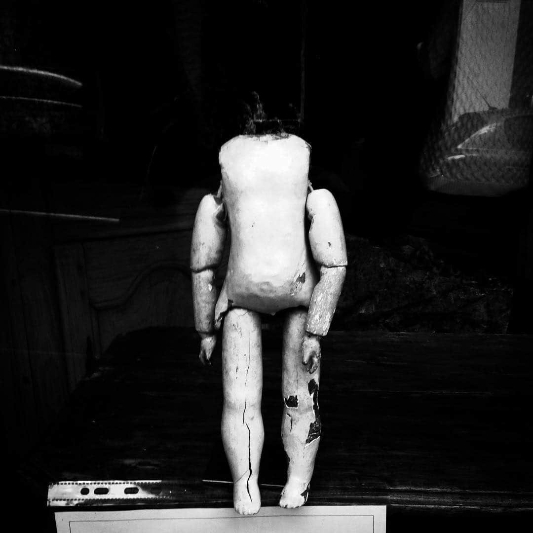 北原徹さんのインスタグラム写真 - (北原徹Instagram)「何年も前にパリの街角で見つけた壊れた人形。なんとなく顔が見える気がした。 #paris #photography #photographer」5月2日 13時45分 - torukitahara