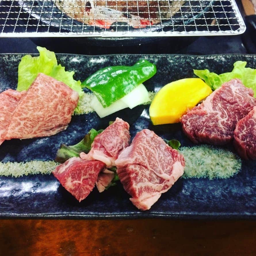 のインスタグラム：「宮崎牛と炭火地鶏、宮崎は何食べても美味しかったです。チキン南蛮食べる暇なかったのが心残り。 #宮崎牛　#炭火地鶏　#宮崎　#九州旅行　#GW #10連休」